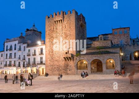 Place principale et of Bujaco tower -12ème siècle, Caceres, Région de l'Estrémadure, Espagne, Europe. Banque D'Images