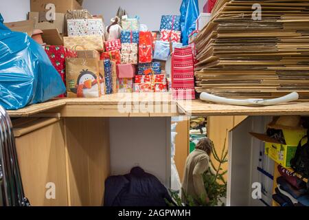 Magdeburg, Allemagne. Dec 19, 2019. Des cadeaux de Noël se trouvent sur une étagère dans la mission de la station. La Mission de la station organise une petite fête de Noël, le 24 décembre 2019 où tout le monde recevra un cadeau. Credit : Klaus-Dietmar Gabbert/dpa-Zentralbild/dpa/Alamy Live News Banque D'Images