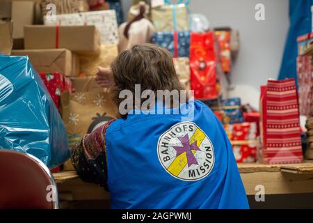 Magdeburg, Allemagne. Dec 19, 2019. Un employé de la mission de la station de ranger loin des cadeaux de Noël dans l'entrepôt. La Mission de la station organise une petite fête de Noël, le 24 décembre 2019 où tout le monde recevra un cadeau. Credit : Klaus-Dietmar Gabbert/dpa-Zentralbild/dpa/Alamy Live News Banque D'Images