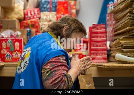 Magdeburg, Allemagne. Dec 19, 2019. Un employé de la mission de la station de ranger loin des cadeaux de Noël dans l'entrepôt. La Mission de la station organise une petite fête de Noël, le 24 décembre 2019 où tout le monde recevra un cadeau. Credit : Klaus-Dietmar Gabbert/dpa-Zentralbild/dpa/Alamy Live News Banque D'Images