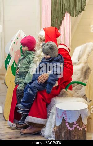 Deux enfants avec le Père Noël sur la place du Sénat à Helsinki, en Finlande Banque D'Images