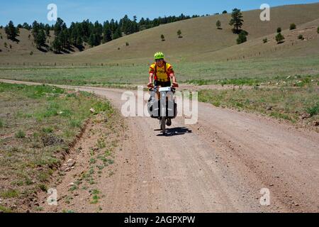 NM00193-00...NOUVEAU MEXIQUE - Rider en passant par une vallée sur le Great Divide Mountain Bike Route en direction de Collins Park. Banque D'Images
