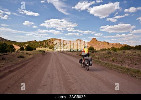 NM00205-00...NOUVEAU MEXIQUE - Touring cyclist en direction nord sur le Great Divide VTT vélo sur route qui mène jusqu'à deux passages non marqué de la Co Banque D'Images