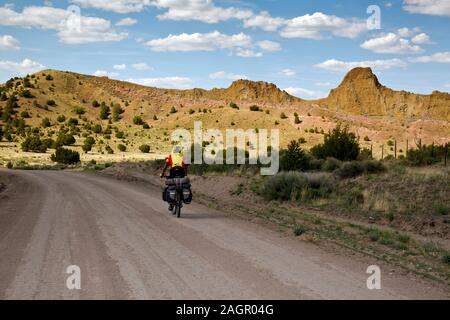 NM00206-00...NOUVEAU MEXIQUE - Touring cyclist en direction nord sur le Great Divide VTT vélo sur route qui mène jusqu'à deux passages non marqué de la Co Banque D'Images