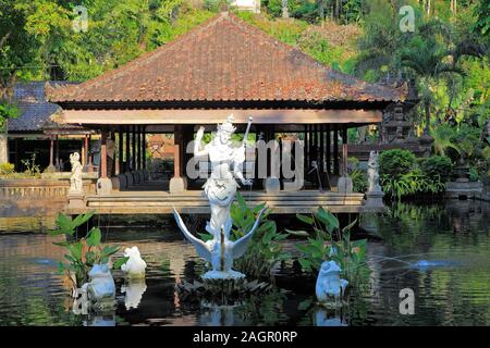 Piscine naturelle et de statues dans le Temple Pura Gunung Kawi Sebatu, Tegallelang. Près d'Ubud. Bali, Indonésie. Banque D'Images