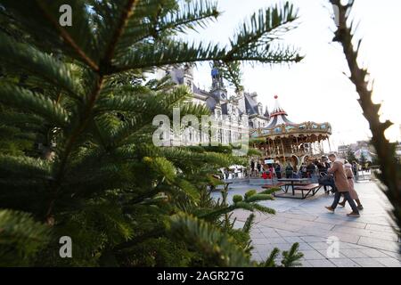 Paris, France. 18Th Oct, 2019. Les décorations de Noël sont vus en face de l'Hôtel de Ville de Paris, France, le 20 décembre 2019. Credit : Gao Jing/Xinhua/Alamy Live News Banque D'Images