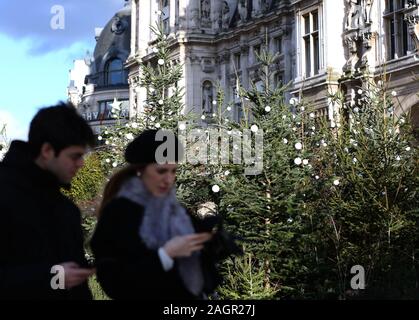 Paris, France. 18Th Oct, 2019. Les décorations de Noël sont vus en face de l'Hôtel de Ville de Paris, France, le 20 décembre 2019. Credit : Gao Jing/Xinhua/Alamy Live News Banque D'Images