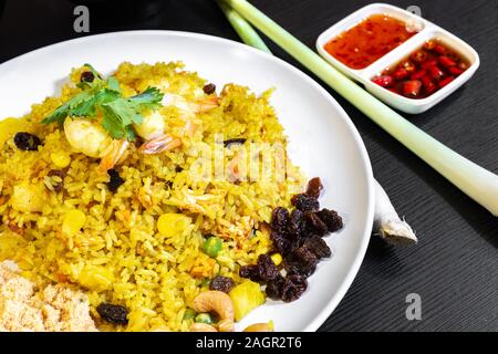 Riz frit à l'ananas, est un sauté rapide avec des ingrédients comme l'inspiration thaïlandaise riz au jasmin, le cari, la sauce de poisson, poivron rouge, ananas, pois, et s Banque D'Images