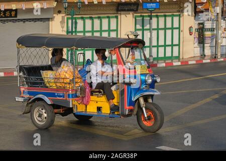 Un tuk-tuk (taxi à trois roues) passant un shophouse de style traditionnel, à Bangkok, Thaïlande Banque D'Images