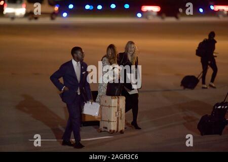 Palm Beach, Floride, USA. 20 Décembre, 2019. Le président américain, Donald Trump, Première Dame Melania Trump, fils Barron Trump fille Ivanka Trump et Melania TrumpÕs parents Viktor et Amalija Knavs tous arriver à l'Aéroport International de Palm Beach à West Palm Beach pour les vacances de Noël au Mar-a-Lago Estate après Trump défense Projet de loi qui crée l'espace de travail et étend le congé parental le 20 décembre 2019 le 20 décembre 2019 à West Palm Beach, en Floride. Personnes : Atmosphère tempêtes Crédit : Media Group/Alamy Live News Banque D'Images