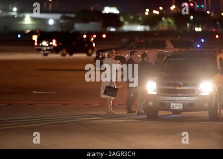 Palm Beach, Floride, USA. 20 Décembre, 2019. Le président américain, Donald Trump, Première Dame Melania Trump, fils Barron Trump fille Ivanka Trump et Melania TrumpÕs parents Viktor et Amalija Knavs tous arriver à l'Aéroport International de Palm Beach à West Palm Beach pour les vacances de Noël au Mar-a-Lago Estate après Trump défense Projet de loi qui crée l'espace de travail et étend le congé parental le 20 décembre 2019 le 20 décembre 2019 à West Palm Beach, en Floride. People : Ivanka Trump Credit : tempêtes Media Group/Alamy Live News Banque D'Images