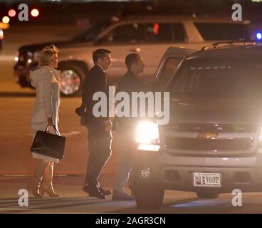 Palm Beach, Floride, USA. 20 Décembre, 2019. Le président américain, Donald Trump, Première Dame Melania Trump, fils Barron Trump fille Ivanka Trump et Melania TrumpÕs parents Viktor et Amalija Knavs tous arriver à l'Aéroport International de Palm Beach à West Palm Beach pour les vacances de Noël au Mar-a-Lago Estate après Trump défense Projet de loi qui crée l'espace de travail et étend le congé parental le 20 décembre 2019 le 20 décembre 2019 à West Palm Beach, en Floride. People : Ivanka Trump Credit : tempêtes Media Group/Alamy Live News Banque D'Images
