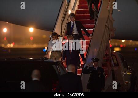 Palm Beach, Floride, USA. 20 Décembre, 2019. Le président américain, Donald Trump, Première Dame Melania Trump, fils Barron Trump fille Ivanka Trump et Melania Trump's parents Viktor et Amalija Knavs tous arriver à l'Aéroport International de Palm Beach à West Palm Beach pour les vacances de Noël au Mar-a-Lago Estate après Trump défense Projet de loi qui crée l'espace de travail et étend le congé parental le 20 décembre 2019 le 20 décembre 2019 à West Palm Beach, en Floride. People : Le président Donald Trump, Melania Trump, Baron de crédit Trump : tempêtes Media Group/Alamy Live News Banque D'Images