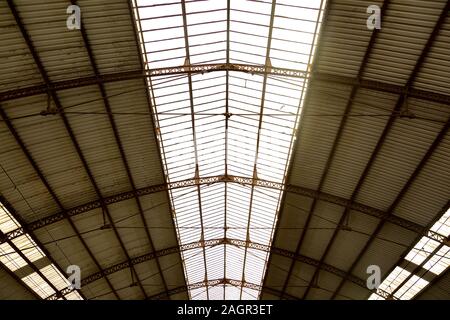 Toit de la gare d'Avignon en France Banque D'Images