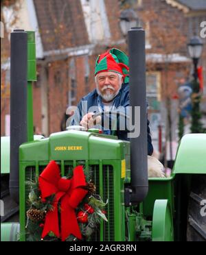 12/1/12 11:51:43 AM - Souderton, PA : Un homme conduit un tracteur si la rue Main au cours de l'Souderton/Telford Holiday Parade le 1 décembre 2012 à souder Banque D'Images