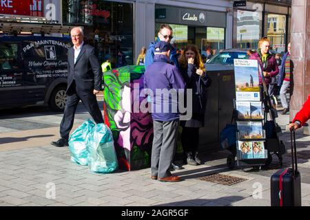 16 octobre 2019 les Témoins de Jéhovah de distribuer leur littérature sur l'avenue Royal dans le centre de Belfast en Irlande du Nord par un après-midi ensoleillé dans l'Oc Banque D'Images