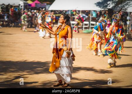 2019 Powwow, femme de la danse. Native American Woman in Full Regalia. Banque D'Images