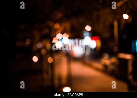 Bokeh coloré dans la rue nuit sombre pour le fond Banque D'Images