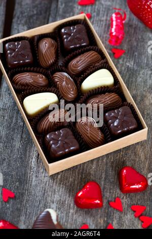 Boîte de chocolats et des coeurs et des rubans autour de Banque D'Images