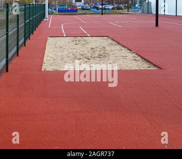 Bac à sable pour le saut en compétition au stade de l'athlétisme de l'école dans une petite ville européenne Banque D'Images