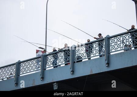 Istanbul, Turquie - Octobre-5.2019 : pont de Galata à Istanbul, premier pont à cet endroit a été construit il y a 165 ans et la cinquième pont actuel a été Banque D'Images