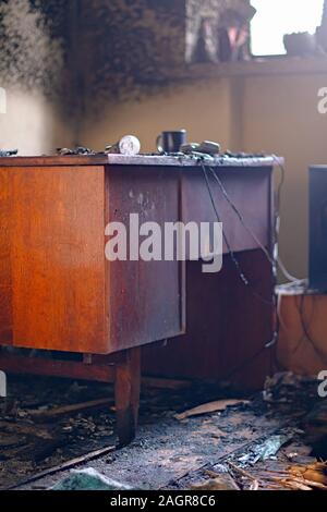 Mobilier de maison après avoir brûlé par le feu avec de la fumée et de la poussière en scène d'incendie criminel brûler bien sûr l'enquête Banque D'Images