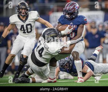 Arlington, TX, États-Unis. 18Th Oct, 2019. Wimberley Texans d'utiliser de nouveau Moïse Wray (5) est abordé par Texarkana Pleasant Grove Hawks joueur défensif Cameron (74) hebdomadaire au cours de l'Université du Texas de la Ligue interscolaire (UIL) Classe 4A Division 2 match de championnat entre le Texarkana Pleasant Grove Hawks et le grand marais Texans à AT&T Stadium à Arlington, TX. Texarkana Pleasant Grove défait Wimberley 35-21. Prentice C. James/CSM/Alamy Live News Banque D'Images