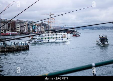 Istanbul, Turquie - Octobre-5.2019 : pont de Galata à Istanbul, premier pont à cet endroit a été construit il y a 165 ans et la cinquième pont actuel a été Banque D'Images