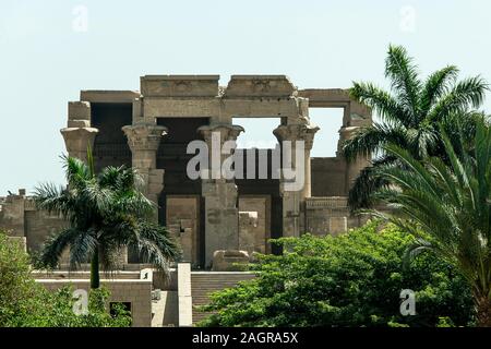 Des ruines et des hiéroglyphes dans le célèbre temple de Kom Ombo en Égypte le nil banque. Banque D'Images