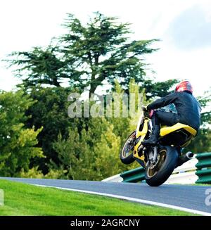 Course de Motos autour de la célèbre voie à Cadwell Park, en Angleterre, UK. Banque D'Images