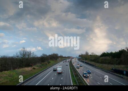 Un fort trafic sur l'autoroute M1 'smart' dans le Bedfordshire Angleterre UK Banque D'Images