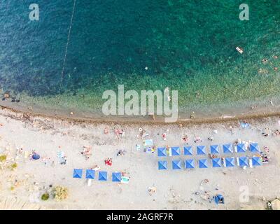 Vue d'ensemble. Mer plage piscine détente soleil les gens. Les traces de pas dans le sable. La Crimée KOKTEBEL AUGUS 11 2019 Banque D'Images