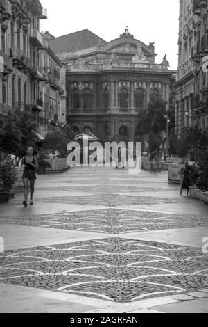 Un coup d'une longue rue au cœur de Catane, Sicile. Prises en noir et blanc. Banque D'Images