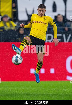 Dortmund, Allemagne. 25Th Dec 2019. Bundesliga : Football, Borussia Dortmund - RB Leipzig, 16e journée au Signal Iduna Park. Dortmund est Thorgan Hazard sur la balle. Credit : Guido Kirchner/DPA - NOTE IMPORTANTE : en conformité avec les règlements de la DFL Deutsche Fußball Liga et la DFB Deutscher Fußball-Bund, il est interdit d'exploiter ou ont exploité dans le stade et/ou de la partie à pris des photos sous la forme de séquences d'acquisition et/ou la vidéo-comme la photo série./dpa/Alamy Live News Banque D'Images