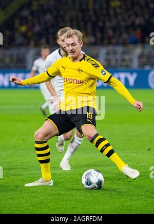 Dortmund, Allemagne. 25Th Dec 2019. Bundesliga : Football, Borussia Dortmund - RB Leipzig, 16e journée au Signal Iduna Park. Dortmund's Julian Brandt sur la balle. Credit : Guido Kirchner/DPA - NOTE IMPORTANTE : en conformité avec les règlements de la DFL Deutsche Fußball Liga et la DFB Deutscher Fußball-Bund, il est interdit d'exploiter ou ont exploité dans le stade et/ou de la partie à pris des photos sous la forme de séquences d'acquisition et/ou la vidéo-comme la photo série./dpa/Alamy Live News Banque D'Images