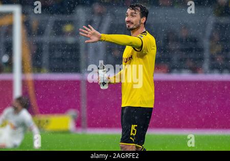 Dortmund, Allemagne. 25Th Dec 2019. Bundesliga : Football, Borussia Dortmund - RB Leipzig, 16e journée au Signal Iduna Park. Le Dortmund Mats Hummels donne des instructions à ses collègues joueurs. Credit : Guido Kirchner/DPA - NOTE IMPORTANTE : en conformité avec les règlements de la DFL Deutsche Fußball Liga et la DFB Deutscher Fußball-Bund, il est interdit d'exploiter ou ont exploité dans le stade et/ou de la partie à pris des photos sous la forme de séquences d'acquisition et/ou la vidéo-comme la photo série./dpa/Alamy Live News Banque D'Images