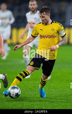 Dortmund, Allemagne. 25Th Dec 2019. Bundesliga : Football, Borussia Dortmund - RB Leipzig, 16e journée au Signal Iduna Park. Le Dortmund Marco Reus sur la balle. Credit : Guido Kirchner/DPA - NOTE IMPORTANTE : en conformité avec les règlements de la DFL Deutsche Fußball Liga et la DFB Deutscher Fußball-Bund, il est interdit d'exploiter ou ont exploité dans le stade et/ou de la partie à pris des photos sous la forme de séquences d'acquisition et/ou la vidéo-comme la photo série./dpa/Alamy Live News Banque D'Images