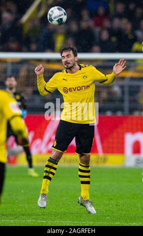 Dortmund, Allemagne. 25Th Dec 2019. Bundesliga : Football, Borussia Dortmund - RB Leipzig, 16e journée au Signal Iduna Park. Le Dortmund Mats Hummels avec un en-tête. Credit : Guido Kirchner/DPA - NOTE IMPORTANTE : en conformité avec les règlements de la DFL Deutsche Fußball Liga et la DFB Deutscher Fußball-Bund, il est interdit d'exploiter ou ont exploité dans le stade et/ou de la partie à pris des photos sous la forme de séquences d'acquisition et/ou la vidéo-comme la photo série./dpa/Alamy Live News Banque D'Images