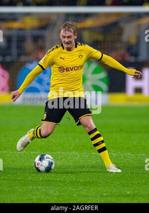 Dortmund, Allemagne. 25Th Dec 2019. Bundesliga : Football, Borussia Dortmund - RB Leipzig, 16e journée au Signal Iduna Park. Dortmund's Julian Brandt sur la balle. Credit : Guido Kirchner/DPA - NOTE IMPORTANTE : en conformité avec les règlements de la DFL Deutsche Fußball Liga et la DFB Deutscher Fußball-Bund, il est interdit d'exploiter ou ont exploité dans le stade et/ou de la partie à pris des photos sous la forme de séquences d'acquisition et/ou la vidéo-comme la photo série./dpa/Alamy Live News Banque D'Images