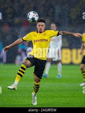 Dortmund, Allemagne. 25Th Dec 2019. Bundesliga : Football, Borussia Dortmund - RB Leipzig, 16e journée au Signal Iduna Park. Dortmund's Jadon, Sancho sur le ballon. Credit : Guido Kirchner/DPA - NOTE IMPORTANTE : en conformité avec les règlements de la DFL Deutsche Fußball Liga et la DFB Deutscher Fußball-Bund, il est interdit d'exploiter ou ont exploité dans le stade et/ou de la partie à pris des photos sous la forme de séquences d'acquisition et/ou la vidéo-comme la photo série./dpa/Alamy Live News Banque D'Images