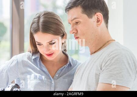Jeune homme montre une jeune femme d'un appareil photo Banque D'Images