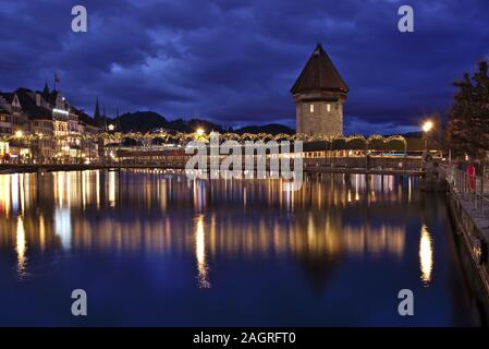 Vieux pont de chapelle en bois Lucerne en Suisse la nuit pendant la saison de Noël avec toutes les belles lumières de noël Banque D'Images