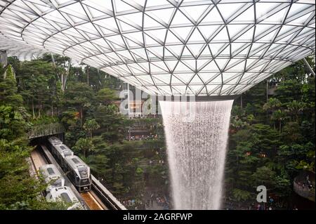 06.12.2019, Singapour, République de Singapour, en Asie - HSBC Vortex pluie cascade intérieure à l'intérieur du nouveau terminal de bijoux à l'aéroport de Changi. Banque D'Images
