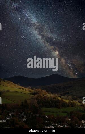 Beau paysage composite numérique épique de Milky Way sur Keswick dans Lake District Banque D'Images