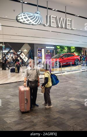 06.12.2019, Singapour, République de Singapour, en Asie - deux passagers avec leurs bagages à l'intérieur du nouveau terminal de bijoux à l'aéroport de Changi. Banque D'Images