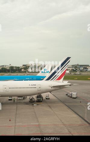 06.12.2019, Singapour, République de Singapour, en Asie - Deux avions de passagers d'Air France et KLM Park à l'aéroport de Changi. Banque D'Images