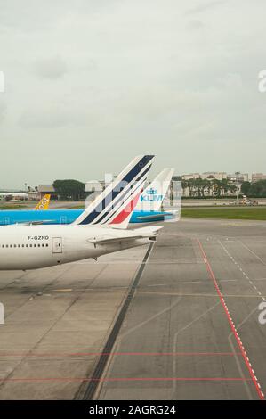 06.12.2019, Singapour, République de Singapour, en Asie - Deux avions de passagers d'Air France et KLM Park à l'aéroport de Changi. Banque D'Images