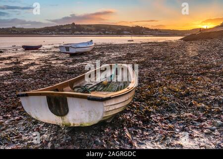 Appledore, North Devon, Angleterre. Samedi 21 décembre 2019. Météo britannique. Après une nuit plus persistantes gratuites dans le Nord du Devon, à l'aube d'une douche de lumière clair comme le soleil se lève sur l'estuaire de la rivière Torridge dans le village côtier de Hartland. Terry Mathews/Alamy Live News. Banque D'Images