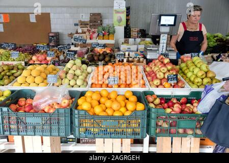 PONTEVEDRA, ESPAGNE - 04 octobre, 2019 : les fruits et légumes du marché local en Espagne Banque D'Images