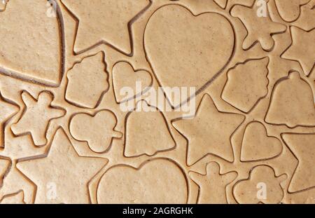 La texture de la pâte de gingembre avec cut out figures de cookies. Contexte L'orientation horizontale Banque D'Images